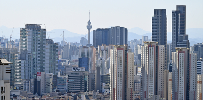 대구 동구 신천동 영남타워에서 본 아파트 단지들과 공사현장. 영남일보 DB