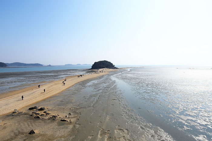 인천 옹진군 영흥면에 위치한 선재도 목섬과 신비의 모세 기적길. 사람의 손길이 닿지 않은 자연 풍경이다.