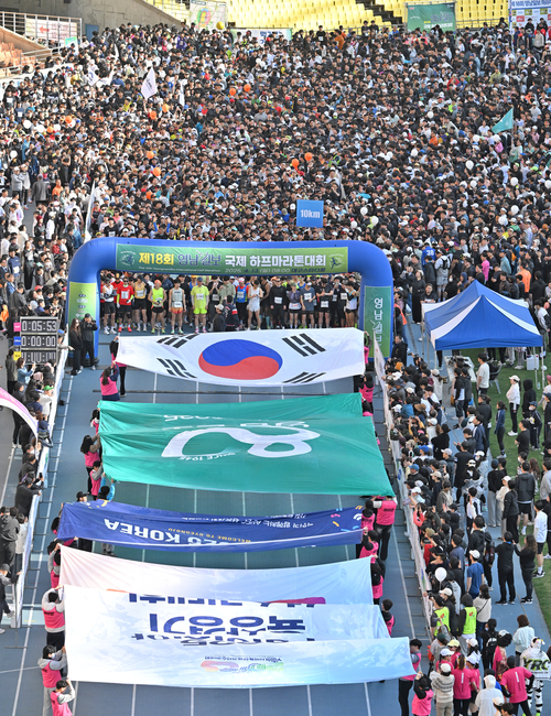 영남일보가 주최한 제18회 영남일보 국제 하프마라톤대회가 13일 오전 대구스타디움과 수성구 일대에서 열렸다. 10km 코스 출발에 앞서 선수들이 광복 80주년과 영남일보 창간 80주년, 경주 APEC 개최, 2025 구미아시아육상경기선수권대회를 축하하는 퍼포먼스를 하고 있다. 이날 대회에는 하프 2천938명, 10km 5천511명 등 총 1만5천여 명이 함께 달려 역대 최다 참가 인원을 기록했다. 대구와 경북은 물론, 부산, 서울,  경기 등 전국 각지에서 마라토너들이 모여 국내를 대표하는 마라톤대회로 자리매김했다.
<이지용기자 sajahu@yeongnam.com>