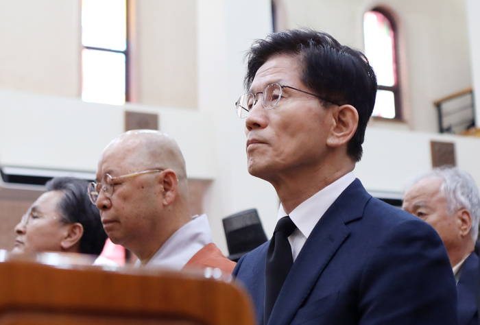 두봉 주교 장례미사 참석한 김문수 전 장관