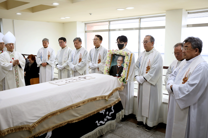 ‘약자 곁에서 71년’ 두봉 주교 장례미사 봉헌...교황도 애도 메시지