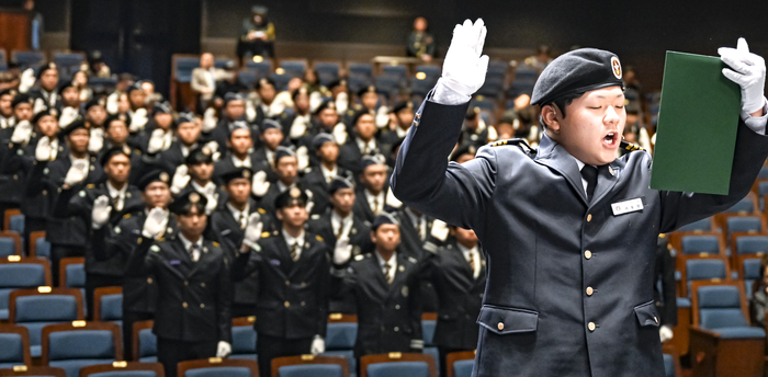 [포토뉴스]  발대식에서 선서하는 군(軍)특성화고 학생들