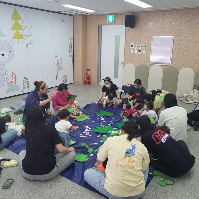 구미시 육아종합지원센터에서 운영하는 오감프로그램 수업 모습<구미시 제공>