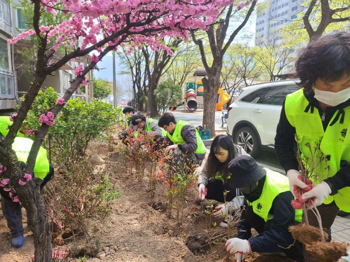 그린파트너스 봉사 단체 회원들이 최근 대구 달서구 본동주공아파트 단지에 방문해 입주민들과 함께 희망 꽃 정원을 조성하고 있다. 달서구청 제공.