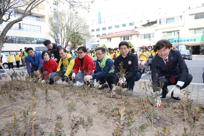 이태훈 대구 달서구청장 등이 월성2단지 아파트 화단에서 꽃을 심고 있다. 달서구청 제공