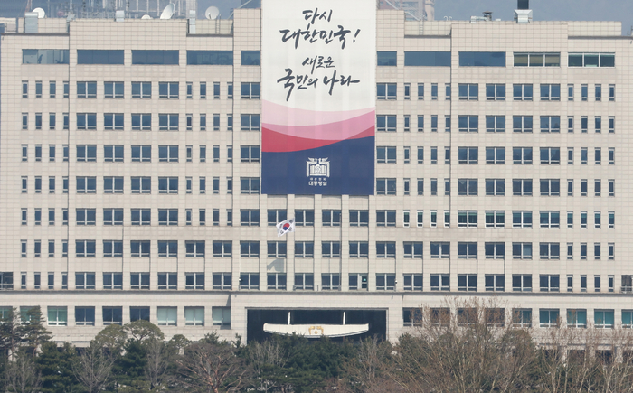 [속보] 경찰, 대통령실·한남동 공관촌 압수수색…CCTV·비화폰서버 등 대상