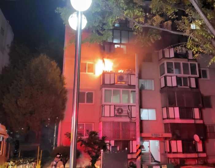 경산 아파트서 ‘담뱃불’ 추정 화재…4명 연기흡입·11명 대피