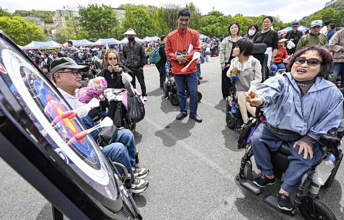 장애인의 날을 사흘 앞둔 17일 대구 두류공원 인라인스케이트장에서 열린 제45회 장애인의 날 기념행사에 참여한 한 참가자가 전동휠체어에 앉아 다트 게임을 즐기고 있다. 행사장에는 다양한 체험 부스가 마련돼 장애인과 비장애인이 함께 어울렸다.
이현덕기자 lhd@yeongnam.com