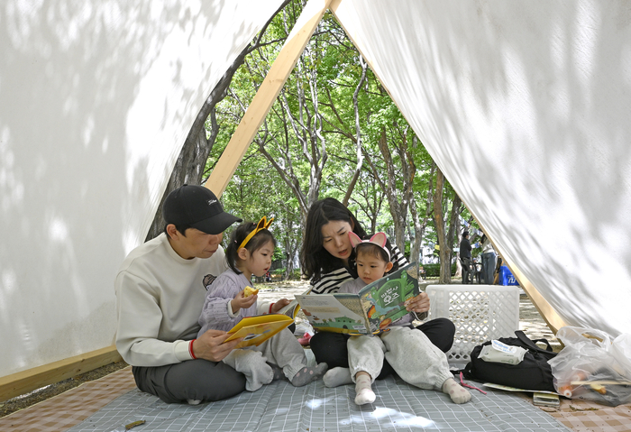 [포토뉴스] 제11회 달서 북(Book)소리 한마당에서 동화책 읽는 한 가족