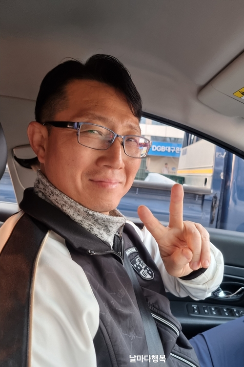 헌혈 100회를 달성하지 못해 아쉽다는 김종학씨. 그는 보다 많은 사람들이 헌혈로 건강도 지키고 사랑도 실천했으면 좋겠다고 말한다. <김종학씨 제공>