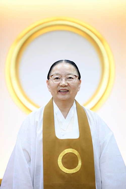 이형덕 원불교 대구경북교구장이 지난 21일 원불교 대구경북교구청에서 교도 및 지역민을 위한 희망의 메시지를 전하고 있다. <이현덕기자 lhd@yeongnam.com>