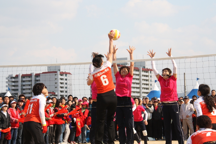 올해로 31회를 맞은 LG주부배구대회. 초창기 경기 모습 <LG경북협의회 제공>