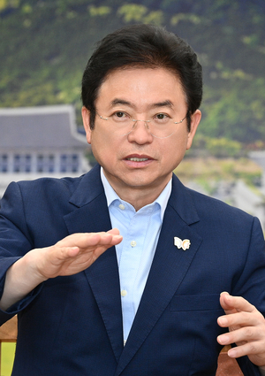 지난 24일 이철우 경북도지사가 도청 접견실에서 대구경북 행정통합과 신공항 조성 등 지역 현안사업에 대해 설명하고 있다. 경북도 제공