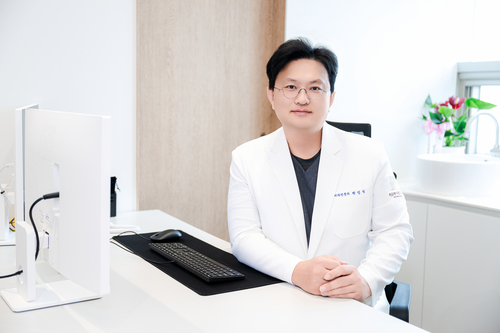 박인석 포항 치유메디컬의원 외과원장이 진료실에서 포즈를 취하고 있다. 박 전문의는 유방암 조기 진단과 정기 검진의 중요성을 강조하며, 환자 맞춤형 검진과 빠른 진단 시스템을 운영하고 있다. 강승규 기자