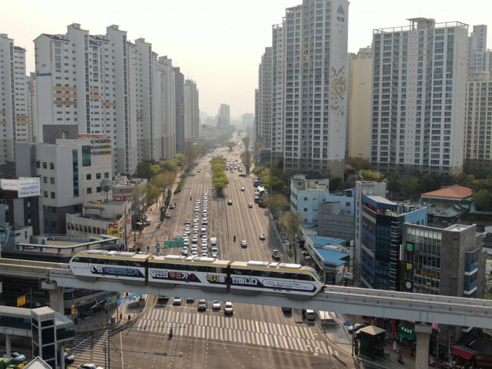 대구 도심을 달리고 있는 대구도시철도 3호선. 영남일보DB