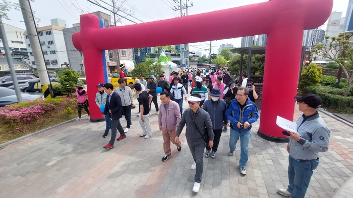 제29회 형산강사랑 포항시민 걷기대회에 참석한 내빈들이 27일 오전 10시 단체 출발을 하고 있다. 전준혁 기자