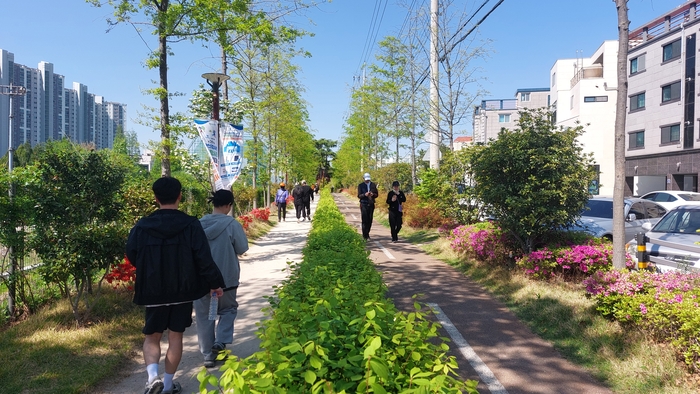 제29회 형산강사랑 포항시민 걷기대회에 참석한 시민들이 코스를 걷고 있다. 전준혁 기자