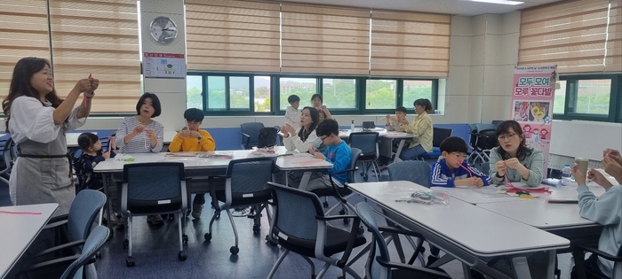 지난 23일 경북도교육청정보센터 채움1실에서 어린이와 학부모가 모루 꽃다발을 만들고 있다. 천윤자시민기자