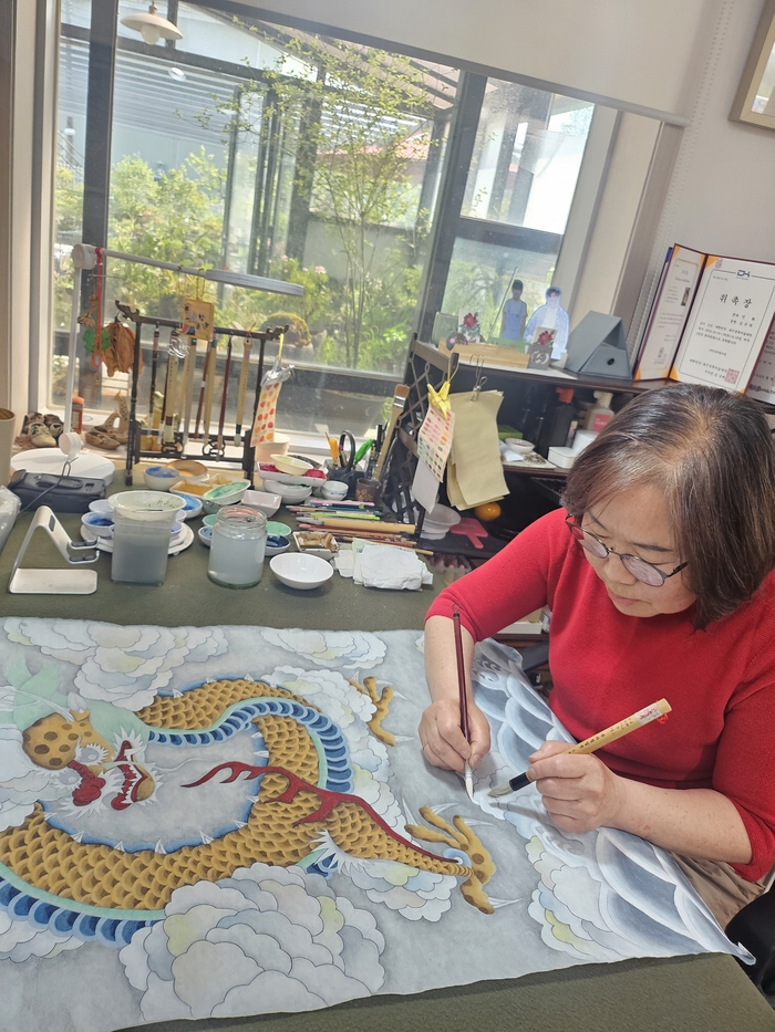 김주희 작가가 경북 청도에 있는 자신의 작업실에서 그림을 그리고 있다. 김점순 시민기자