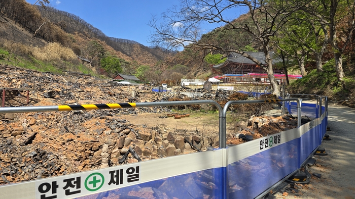 부처님 오신날을 앞두고 찾은 고운사. 화마로 전소된 범종각 일대를 휀스로 막아놓고 있다. 마창훈 기자