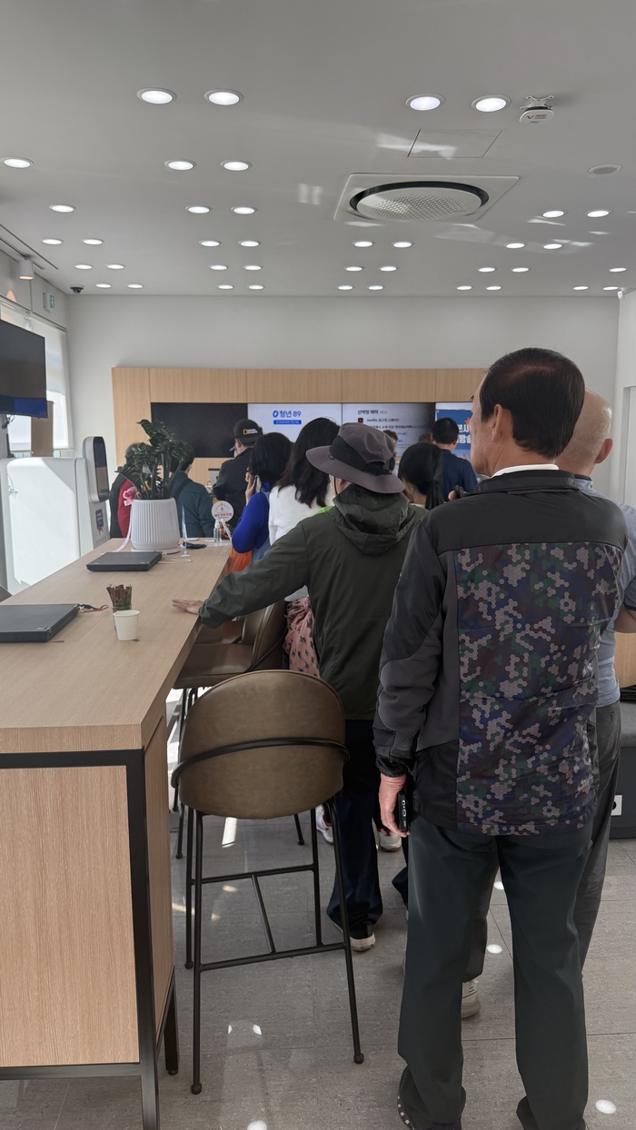 “물량 순식간에 동나”…SKT 대리점 유심교체 해보니