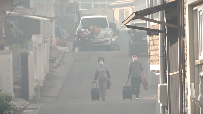 [포토뉴스] 대구 북구 함지산 산불 진화 및 대피 현장