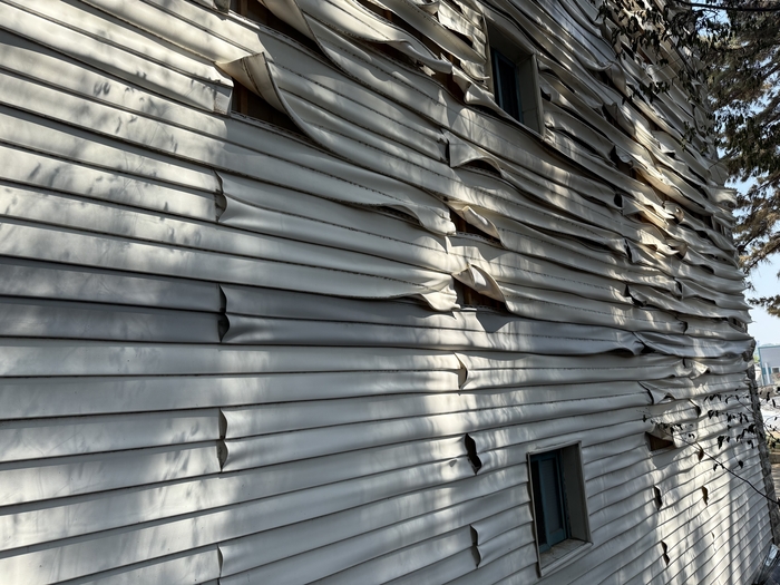 대구 북구 함지산 산불 발생 이틀째인 29일 오후 1시쯤 조야동의 한 공동주택 건물 외벽이 불에 그을려 변형돼 있는 모습. 구경모기자