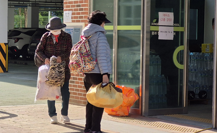 [함지산 산불] 대피소서 ‘하룻밤’…동트자 하나둘씩 집으로
