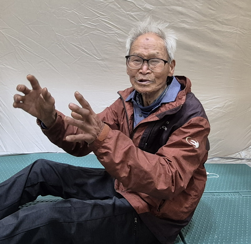 29일 동변중학교 대피소에서 김용복(90·대구 북구) 씨가 함지산 산불 대피 당시 상황을 설명하고 있다. 조윤화기자