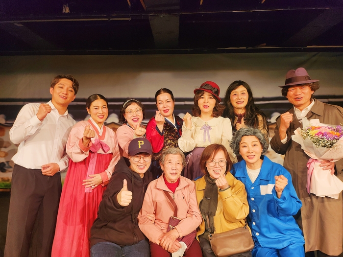 극단보담 시민배우들이 울고넘는 박달재 공연을 끝내고 관객들과 함께 기념촬영을 하고 있다. (윤별하씨 제공)