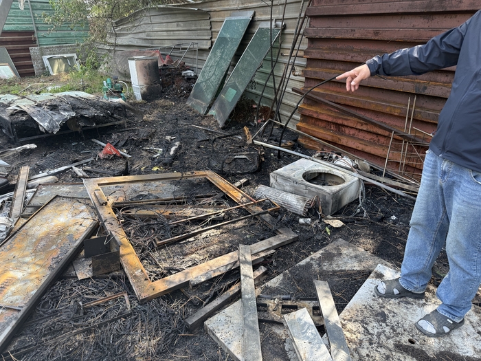 대구 북구 함지산 산불 방생 이틀째인 29일 오후 1시쯤 대피소에서 복귀한 조야동 주민 이종열(55)씨가 불에탄 물건들을 살피고 있다. 구경모기자