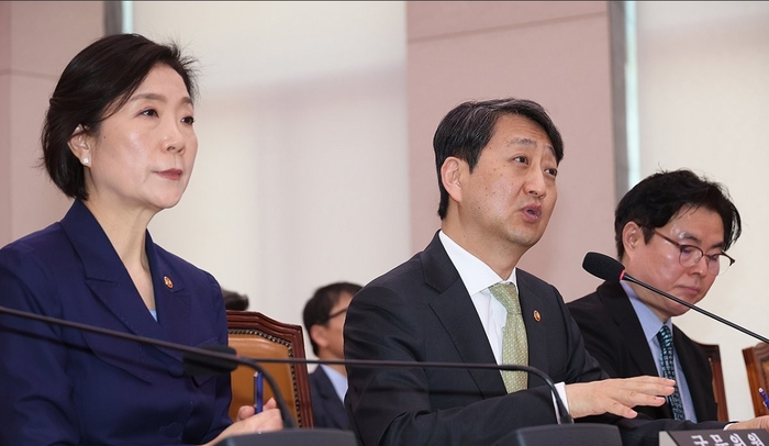 국회에서 답변하는 안덕근 산업통상자원부 장관