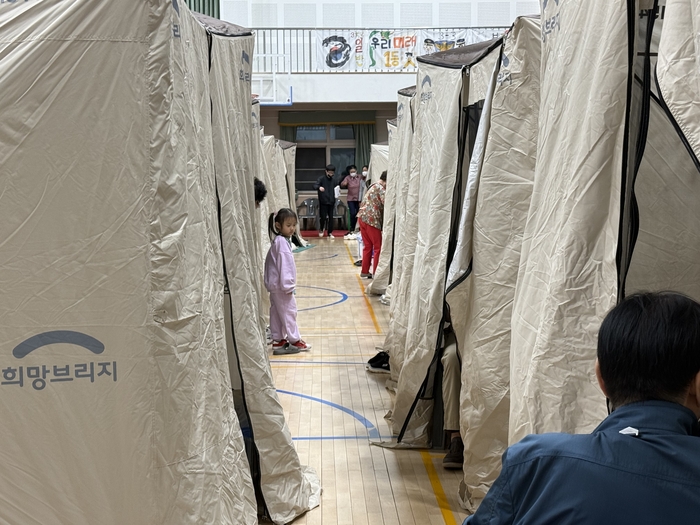 대피령 해제 하루만에 다시 대피소 생활…“오늘도 자기는 글렀다”