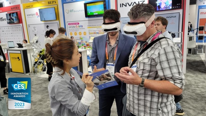 경북 경산의 한 시기능 보조기기업체가 CES 2023 참가해 제품을 홍보하고 있다. <경산시 제공>