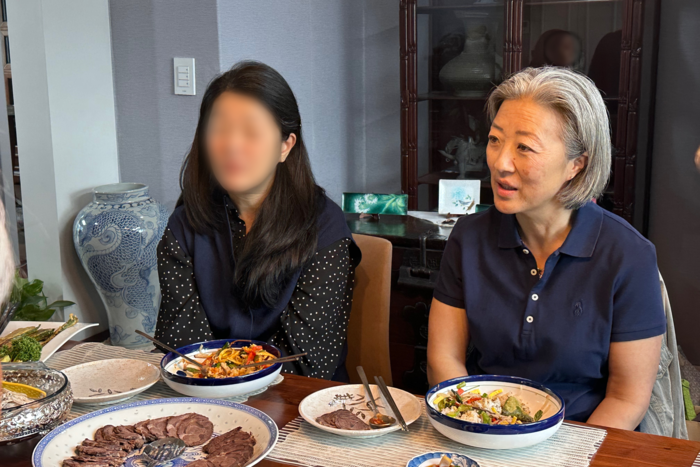 대구의 한 가정에 초대받은 인정혜씨가 한국식 집밥을 먹으며 독자와 대화하고 있다. 조현희기자