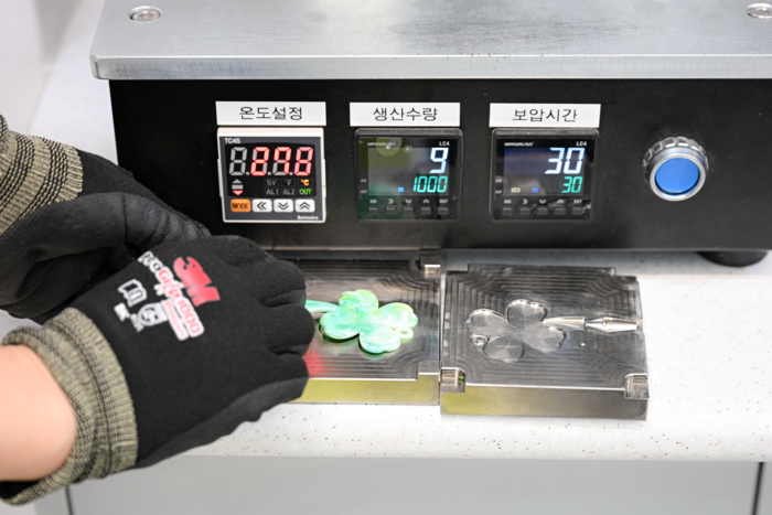 24일 오후 대구 중구 재활용센터에서 폐트병 뚜껑을 재활용한 키링을 선보이고 있다. 
이현덕기자 lhd@yeongnam.com