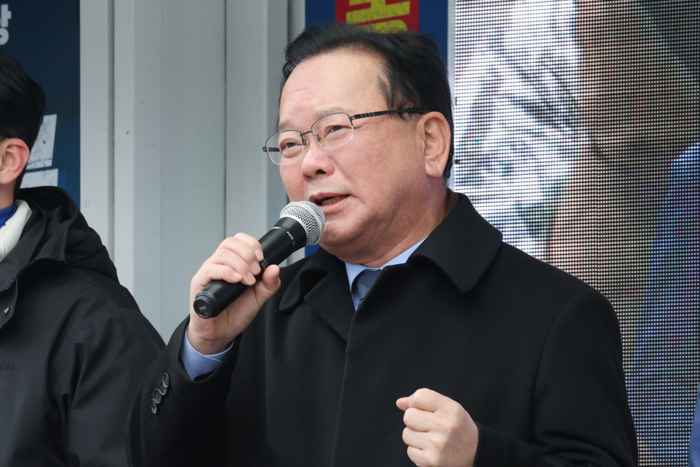 김부겸 전 국무총리가 18일 울산시 남구 롯데백화점 광장에서 윤석열 대통령의 파면을 촉구하는 더불어민주당 울산시당의 정당 연설회에 참석해 발언하고 있다. <연합뉴스>