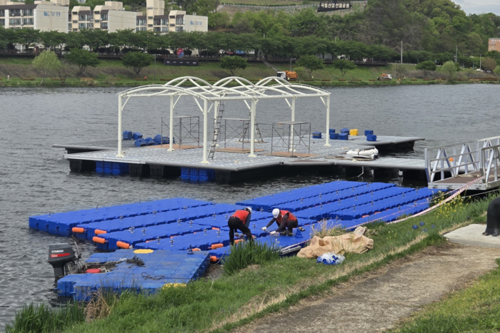 23일 대구 동구 아양교 하류 일원에서 금호강 수상레저시설(계류장) 공사가 진행 중인 모습.