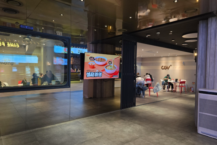 영화관들이 고객 니즈에 맞춘 다양한 프로그램을 운영하고 있다. 팝콘냄새가 아닌 라면 냄새 진동하는 CGV의 한 영화관. 김은경 기자