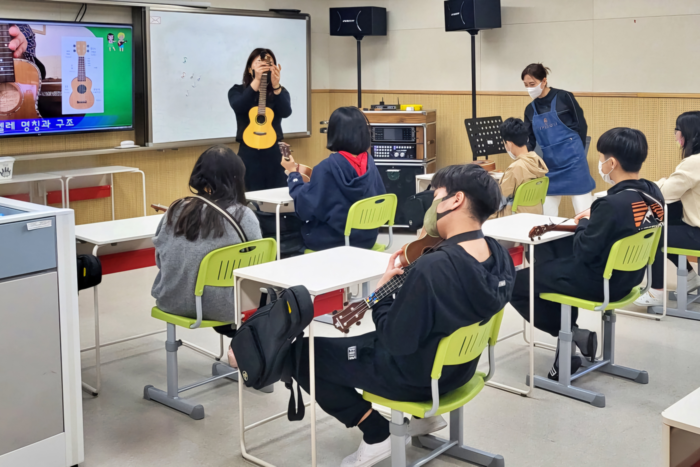 발달 단계에 맞는 악기를 선택해 배우는 대구예아람학교의 1인 1악기 수업에 학생들이 교사의 가르침을 따르고 있다. 김종윤 기자