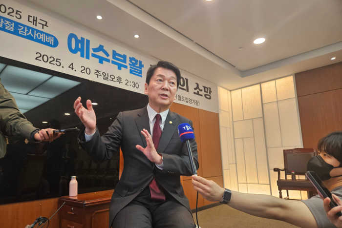 국민의힘 대선 경선에 나선 안철수 의원이 20일 오후 대구스타디움에서 열린 부활절 연합예배 후 기자들과 만나 발언하고 있다. <권혁준기자 hyeokjun@yeongnam.com>