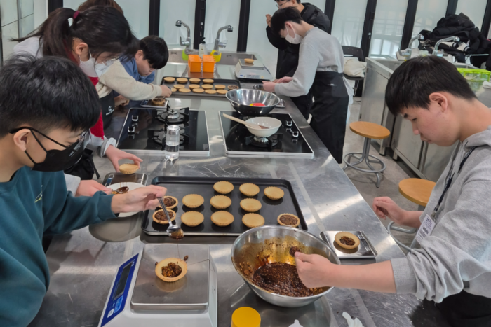 대구이룸고 학생들이 대구이룸고의 직업교육중점 교육과정에 따른 취업이 가능한 현장실습에 참여하고 있다. 김종윤 기자