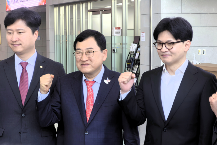 한동훈 국민의힘 대선경선 후보가 21일 경주 APEC 현장을 찾아 진행상황을 들은 후 화이팅을 외치고 있다. <장성재 기자>