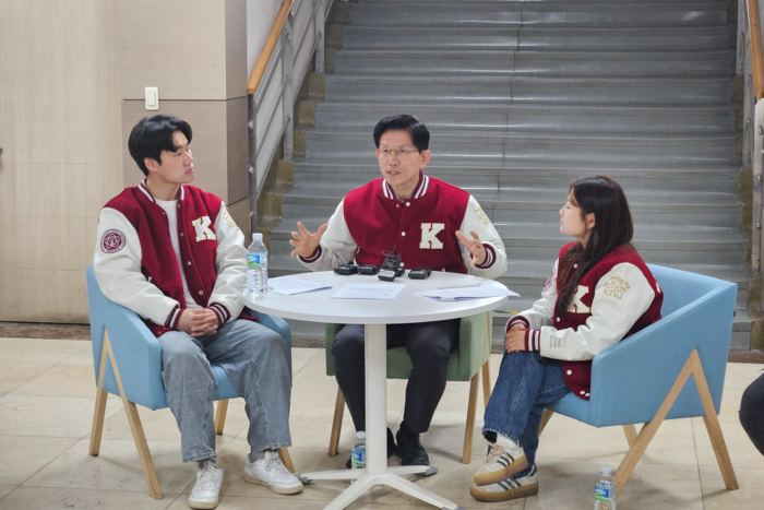 국민의힘 김문수 예비후보가 20일 경북대 사회과학대학에서 열린 청년 토크쇼에서 발언하고 있다. <권혁준기자 hyeokjun@yeongnam.com>