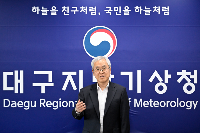 3일 오후 대구 동구 대구지방기상청에서 이현수 신임 대구지방기상청장이 영남일보와의 인터뷰에서 기자의 질문에 답하고 있다. 이윤호기자 yoonhohi@yeongnam.com