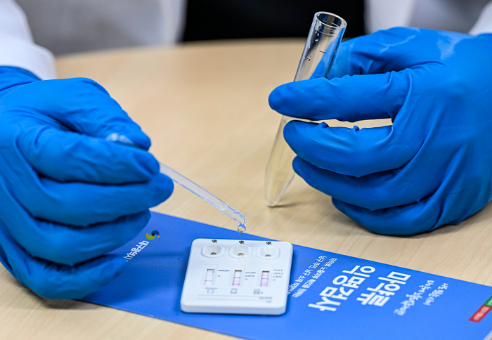 대구 남구보건소 임상병리실에서 보건소 관계자가 의료용 마약류 검사 키트를 이용해 마약 검사를 진행하고 있다. 이현덕기자 lhd@yeongnam.com