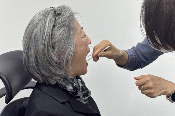 지난 4일 대구 중부경찰서를 찾은 인정혜씨가 DNA 등록을 진행하고 있다. 조현희기자