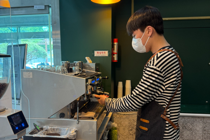 경북 구미시장애인종합복지관 내 카페 공원로 340. 이곳에서 바리스타로 일하고 있는 A씨가 직접 커피를 내리고 있다. 경북교육청 제공