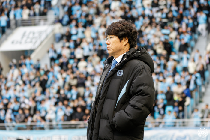 박창현 대구FC 감독이 경기중 그라운드를 바라보고 있다. <대구FC 제공>
