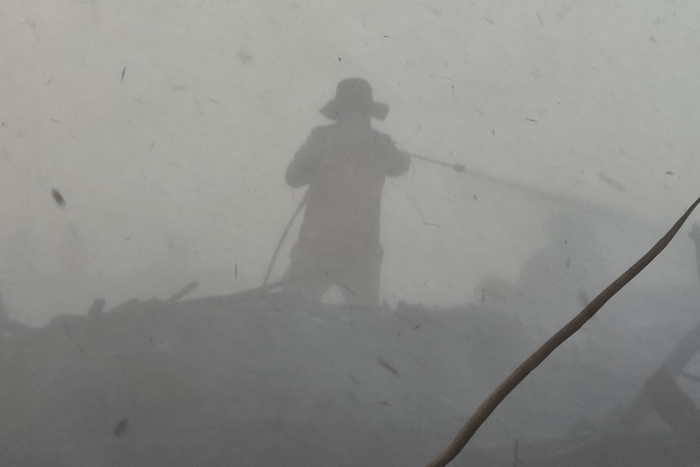 구미시 산불진화대원이 연기와 그을음이 가득한 가운데 산불 진화를 하고 있다. <박용기 기자>